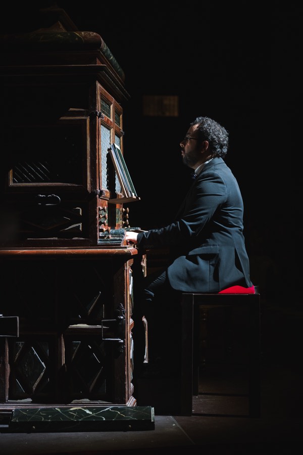 Organista tocando de perfil