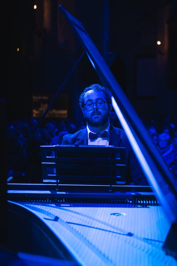 Organista y público en el crucero de la Catedral de Toledo