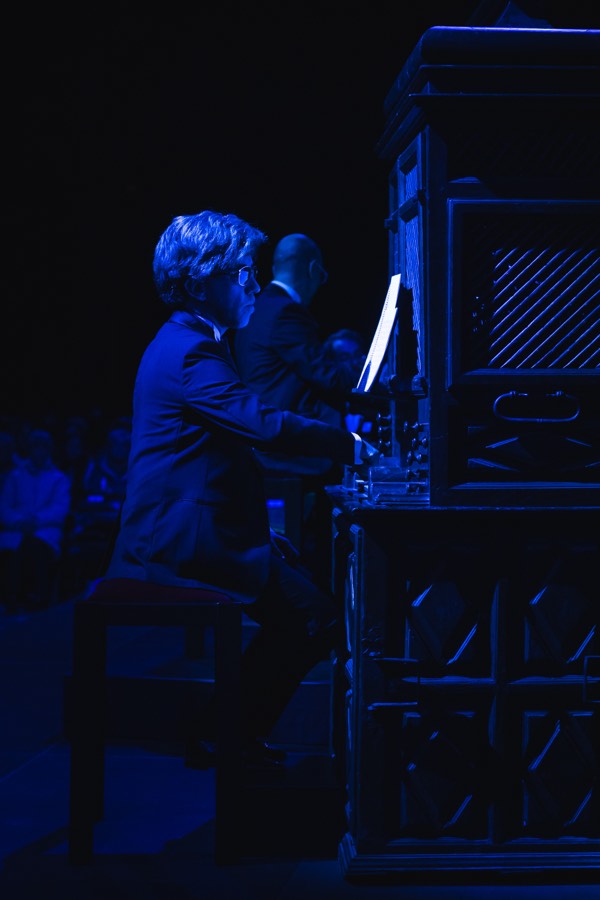 Organista tocando en la Catedral de Toledo