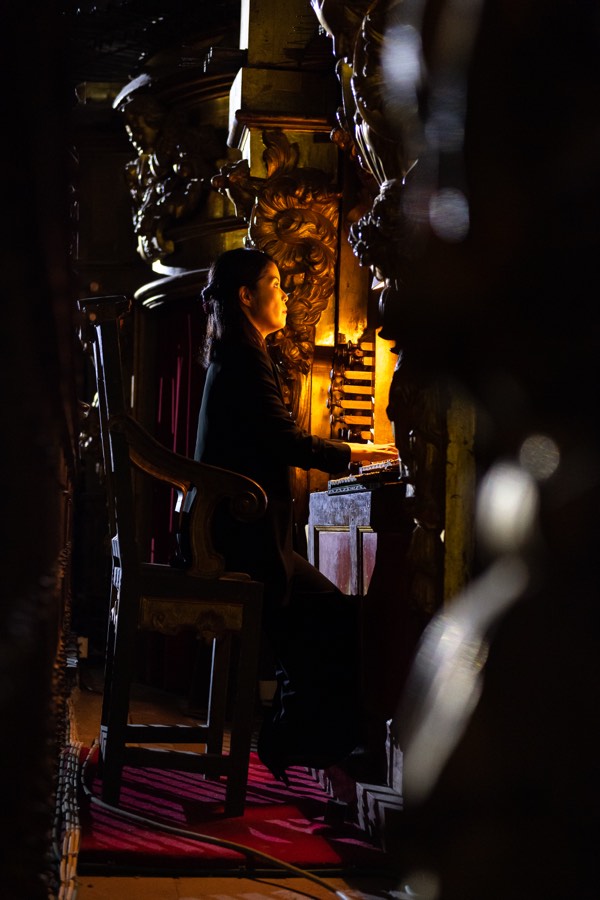 Organista tocando el órgano histórico de la Catedral de Toledo