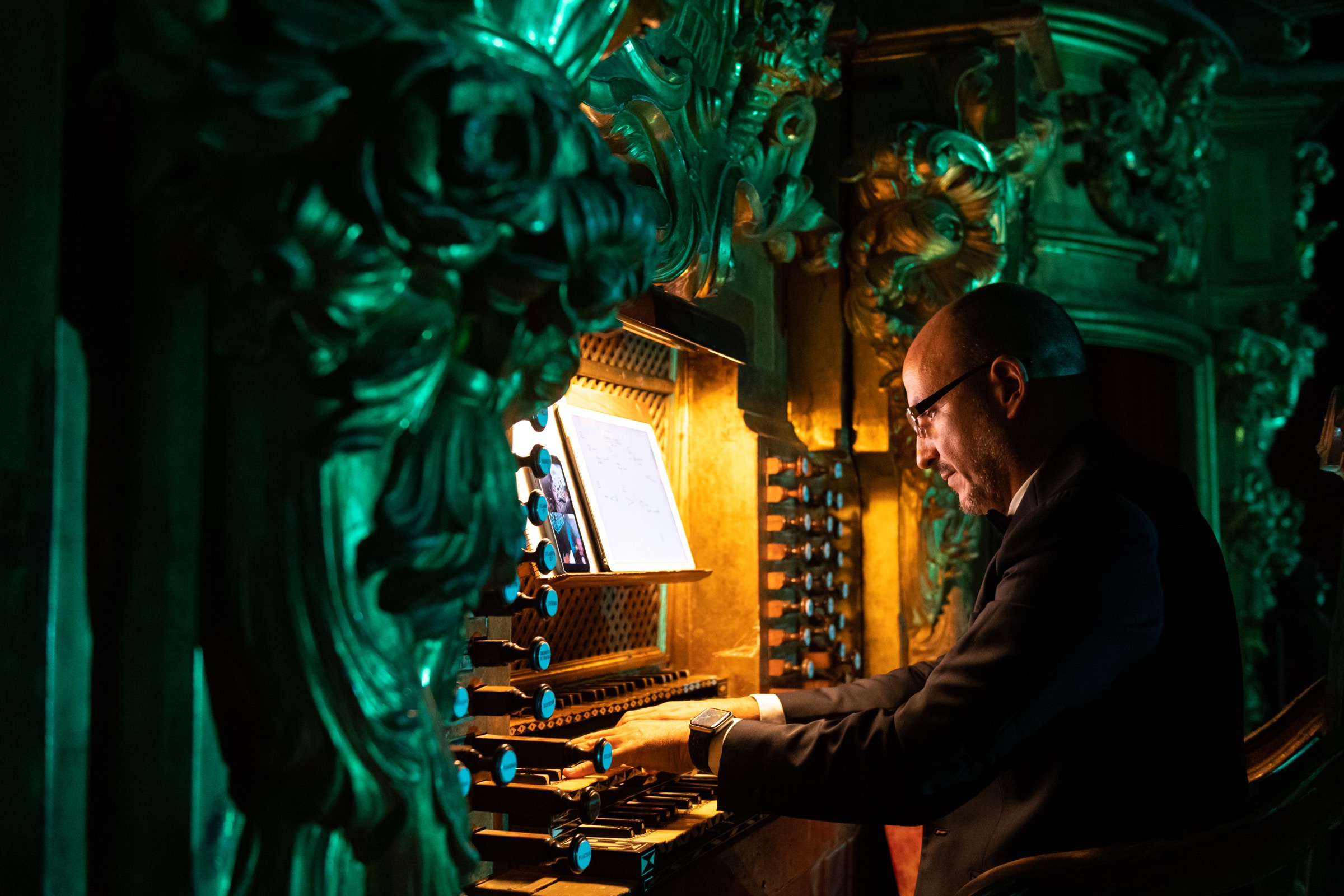 Organista tocando el órgano histórico de la Catedral de Toledo